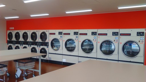 店内に並ぶ大型乾燥機